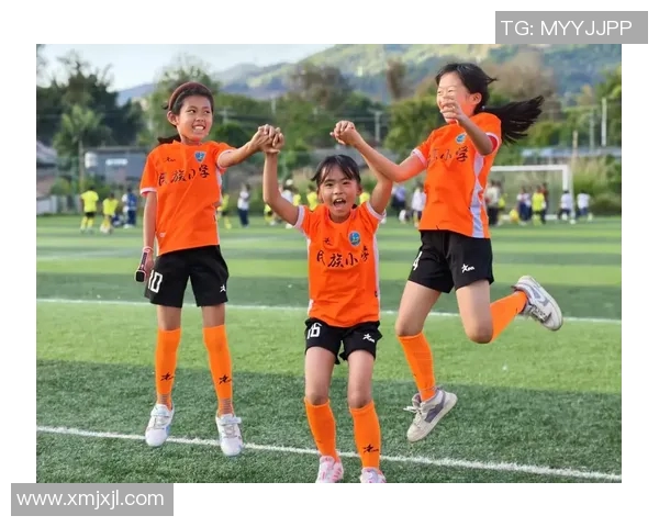 在绿茵场上扮演足球明星的魅力与挑战探讨